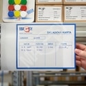 Magnetická kapsa na regálu